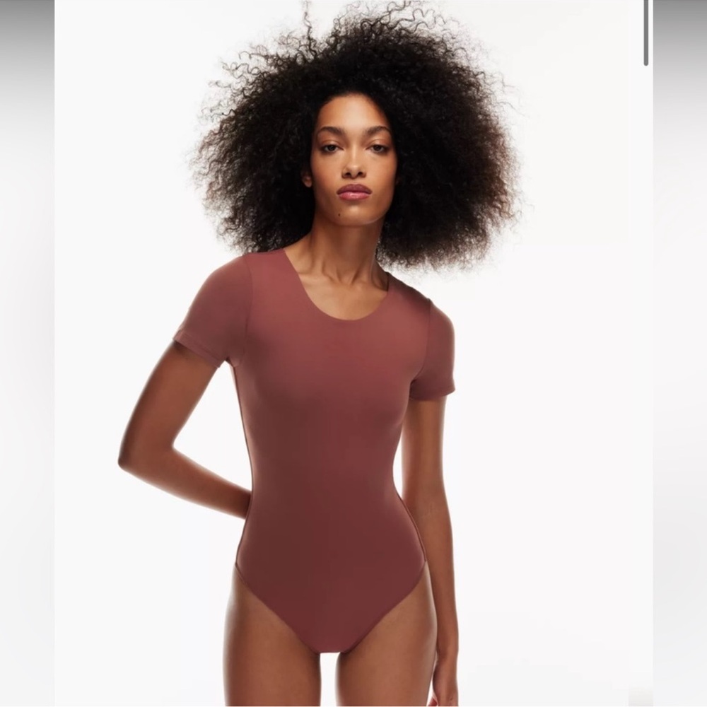 Aritzia Babaton Contour Women Black Crewneck Short Sleeve Bodysuit Sundried Red